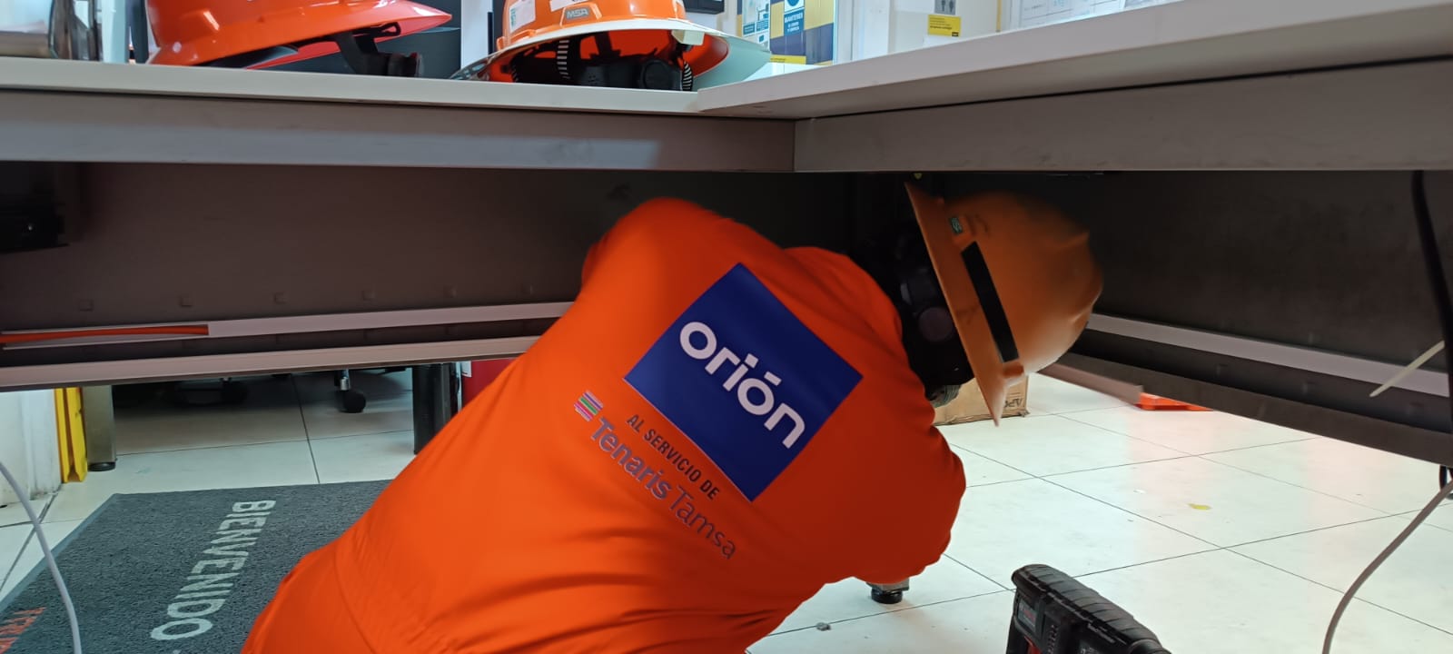 Técnico de Orión Integradores instalando cableado de datos en sitio de cliente