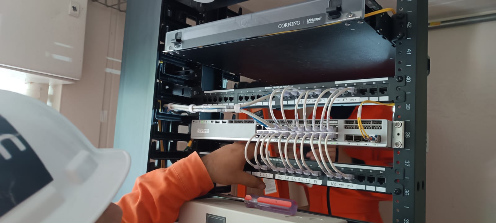 Instalación y organización de patch panel con cableado certificado