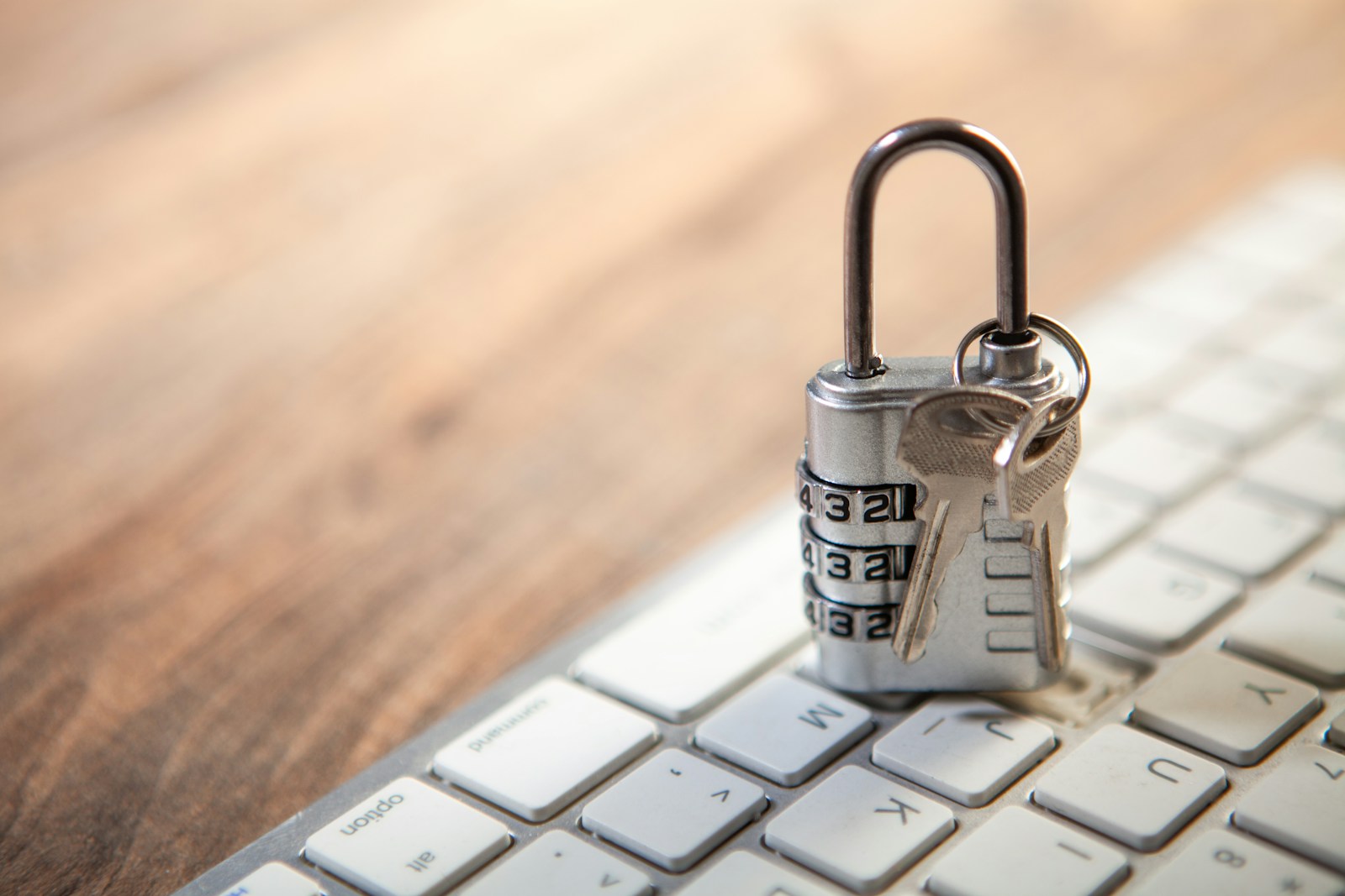 Candado de seguridad sobre teclado, protección de accesos y datos