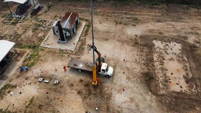 Vista aérea de instalación de pararrayos en planta
