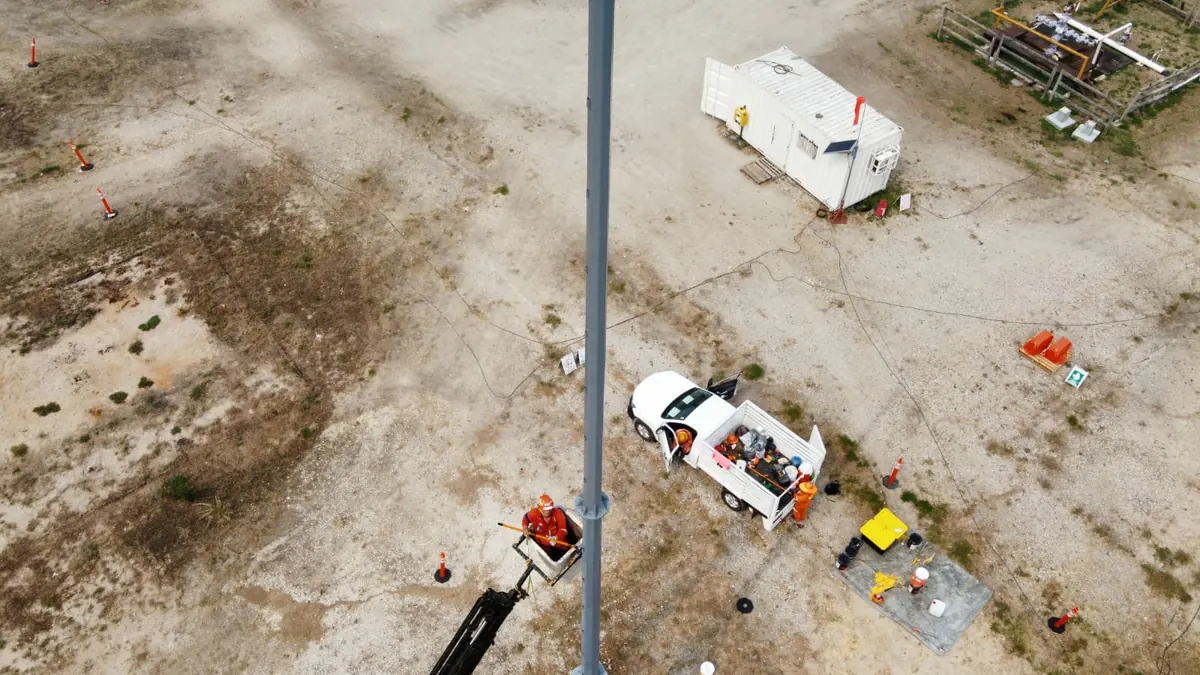 Instalación de pararrayos en torre con grúa canastilla
